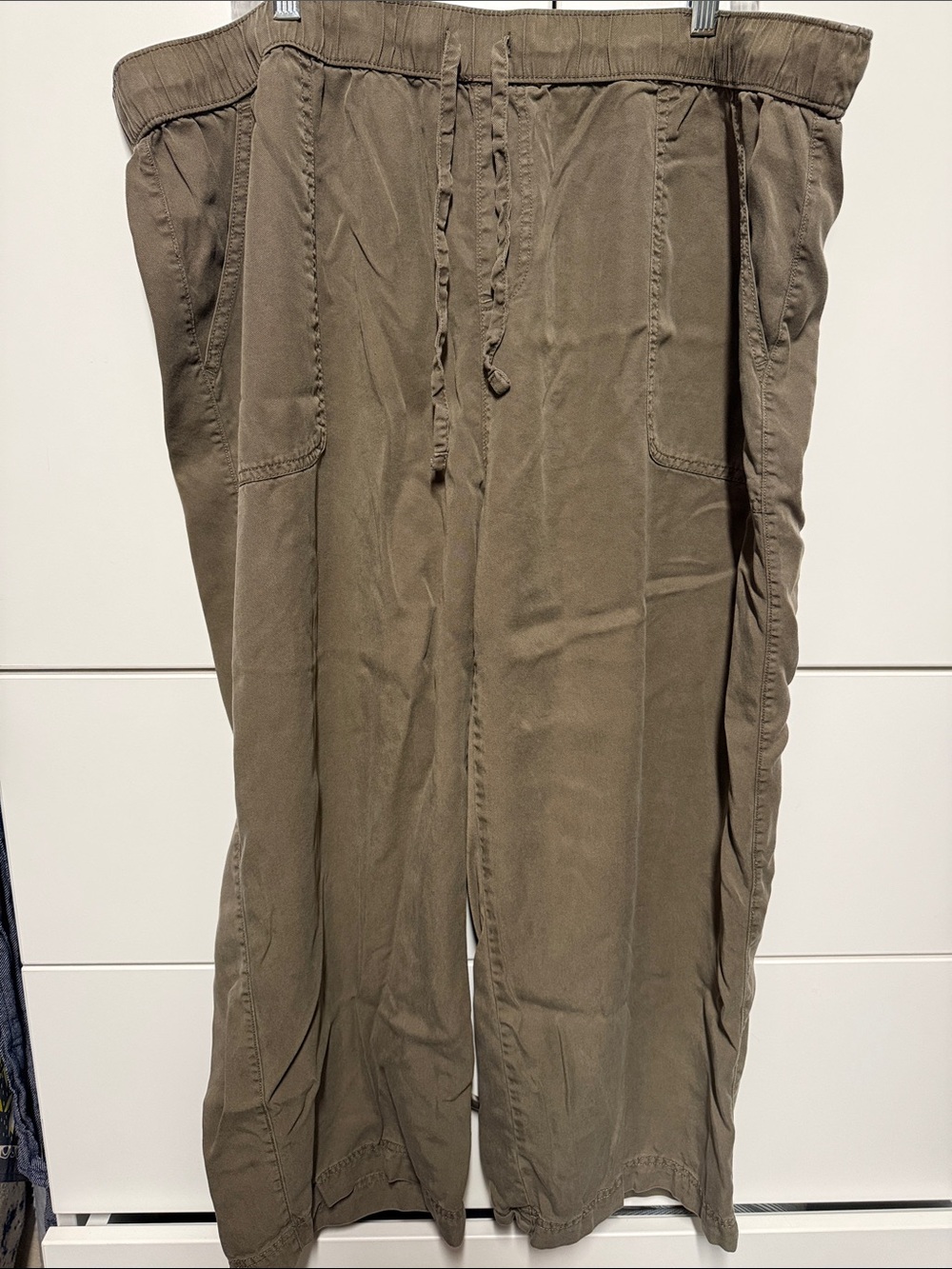 Women’s Drawstring Chino Pants in Olive